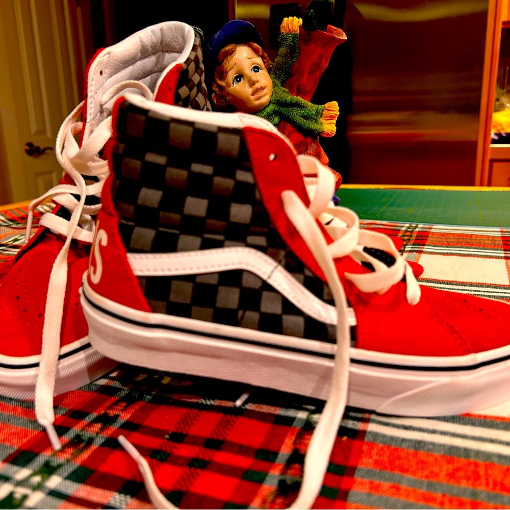 Vans black and red sk8-hi 3.5 jrs